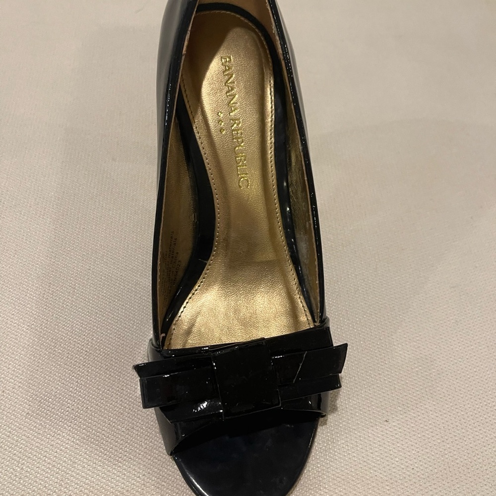 Banana Republic Patent Leather open toe bow heels